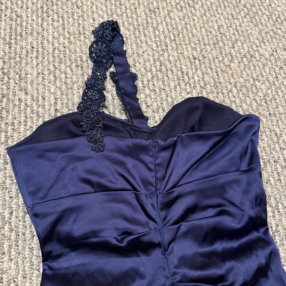 Cache Blue Sleeveless One Shoulder Cut Out Split Floral Satin Midi Dress - Picture 5 of 7